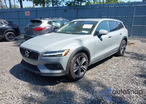 2025 Volvo V60 Cross Country B5 Plus z USA, uszkodzony, nr VIN YV4L12WK2S2149755